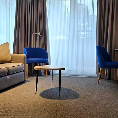 Hotel Les 3 Cles Жамблу Екстериор снимка