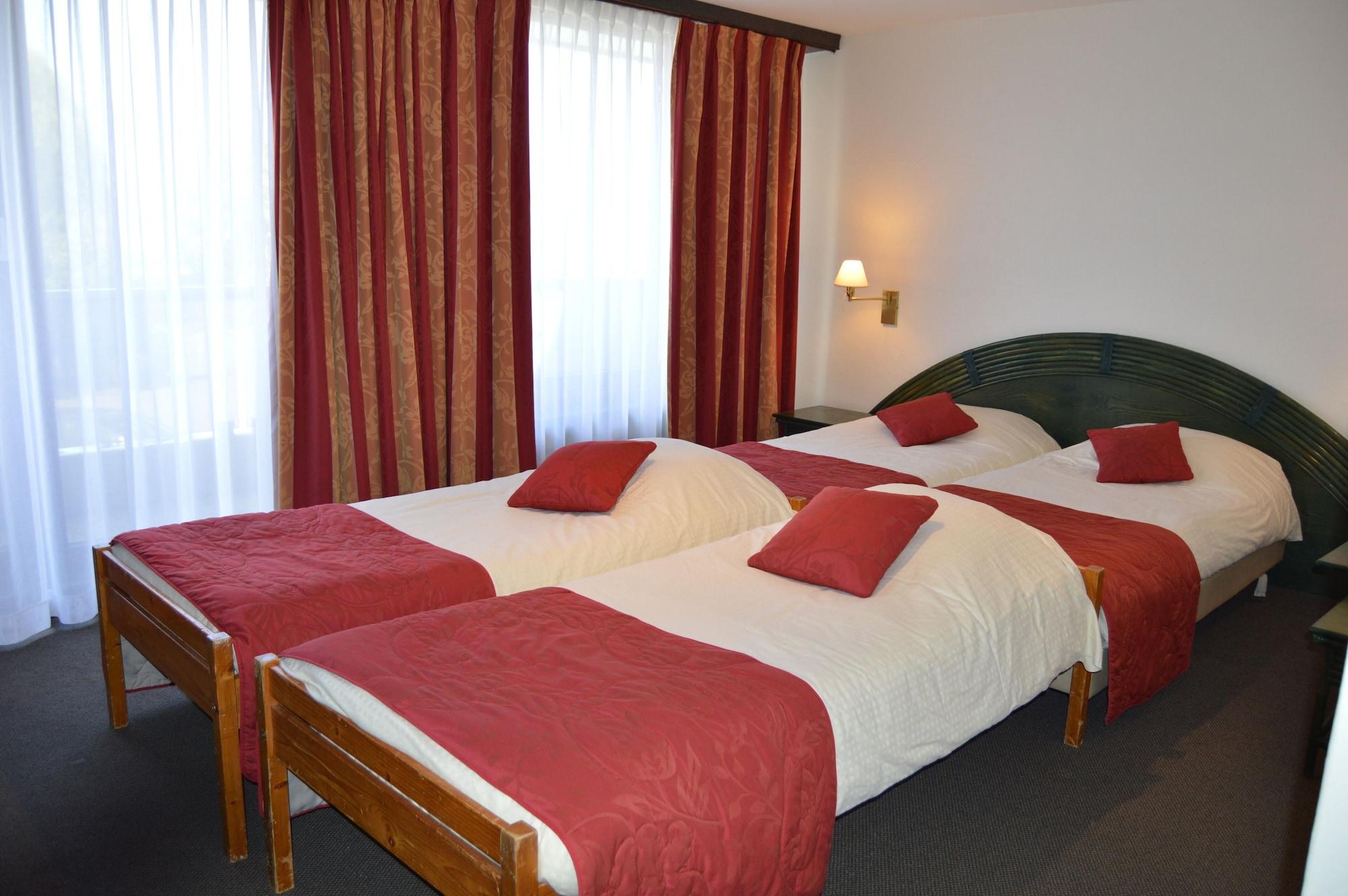 Hotel Les 3 Cles Жамблу Екстериор снимка