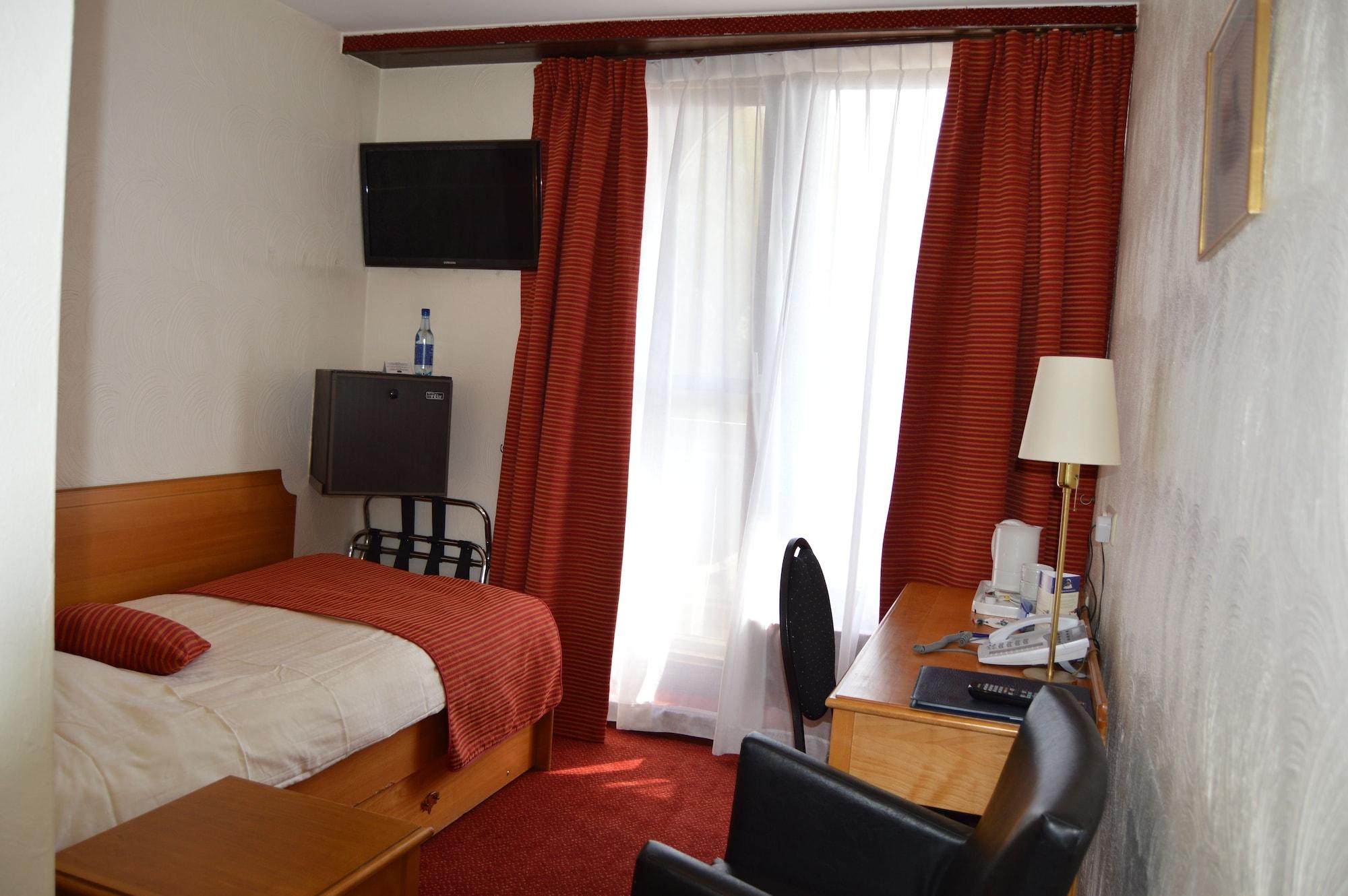 Hotel Les 3 Cles Жамблу Екстериор снимка