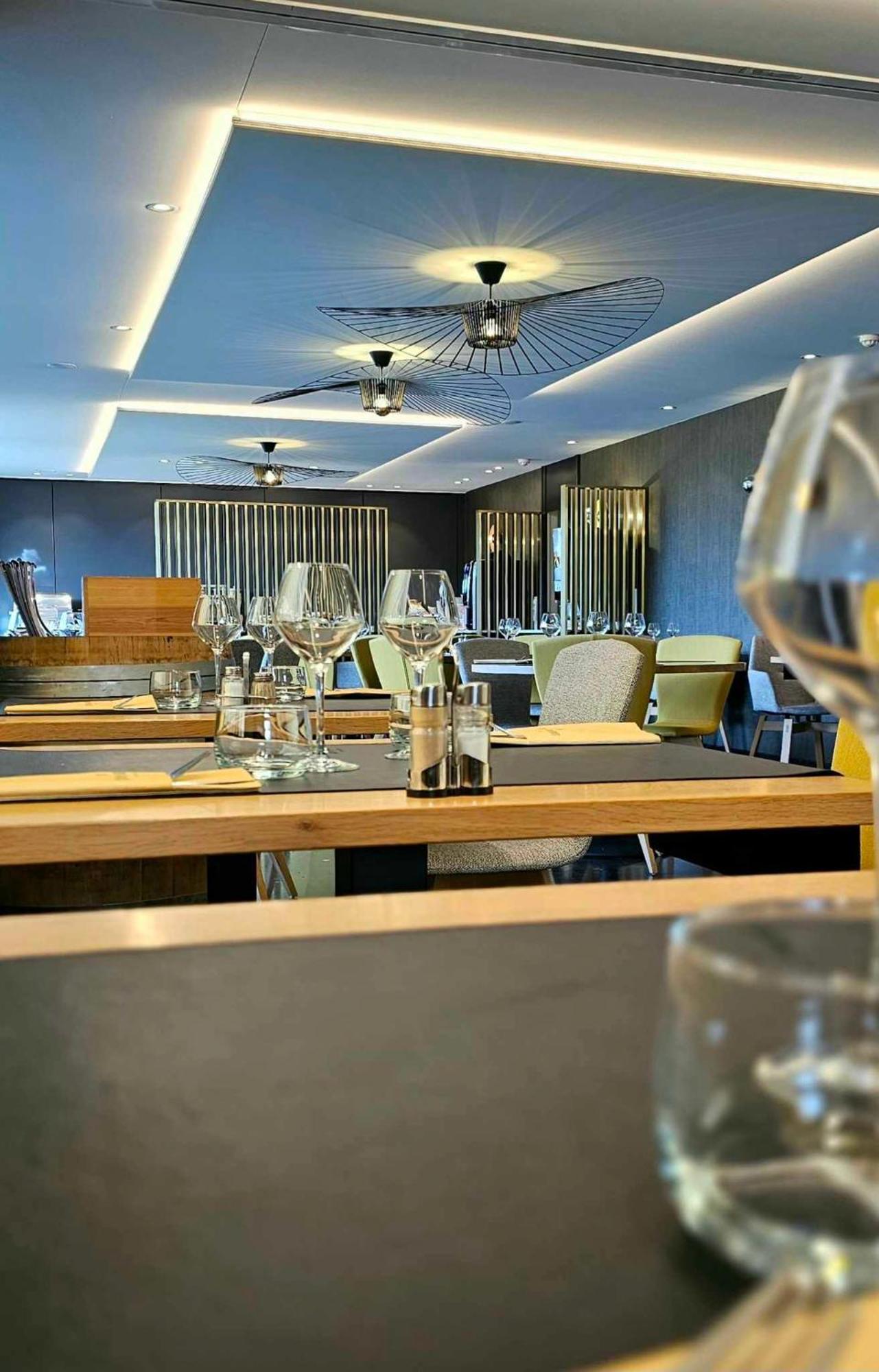 Hotel Les 3 Cles Жамблу Екстериор снимка