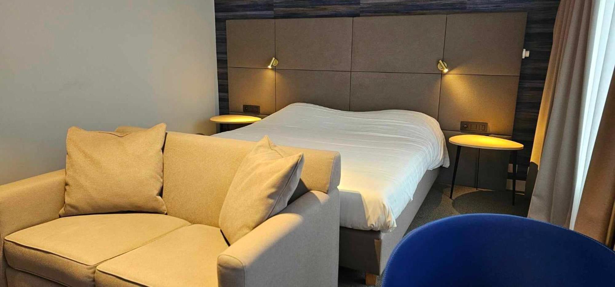 Hotel Les 3 Cles Жамблу Екстериор снимка
