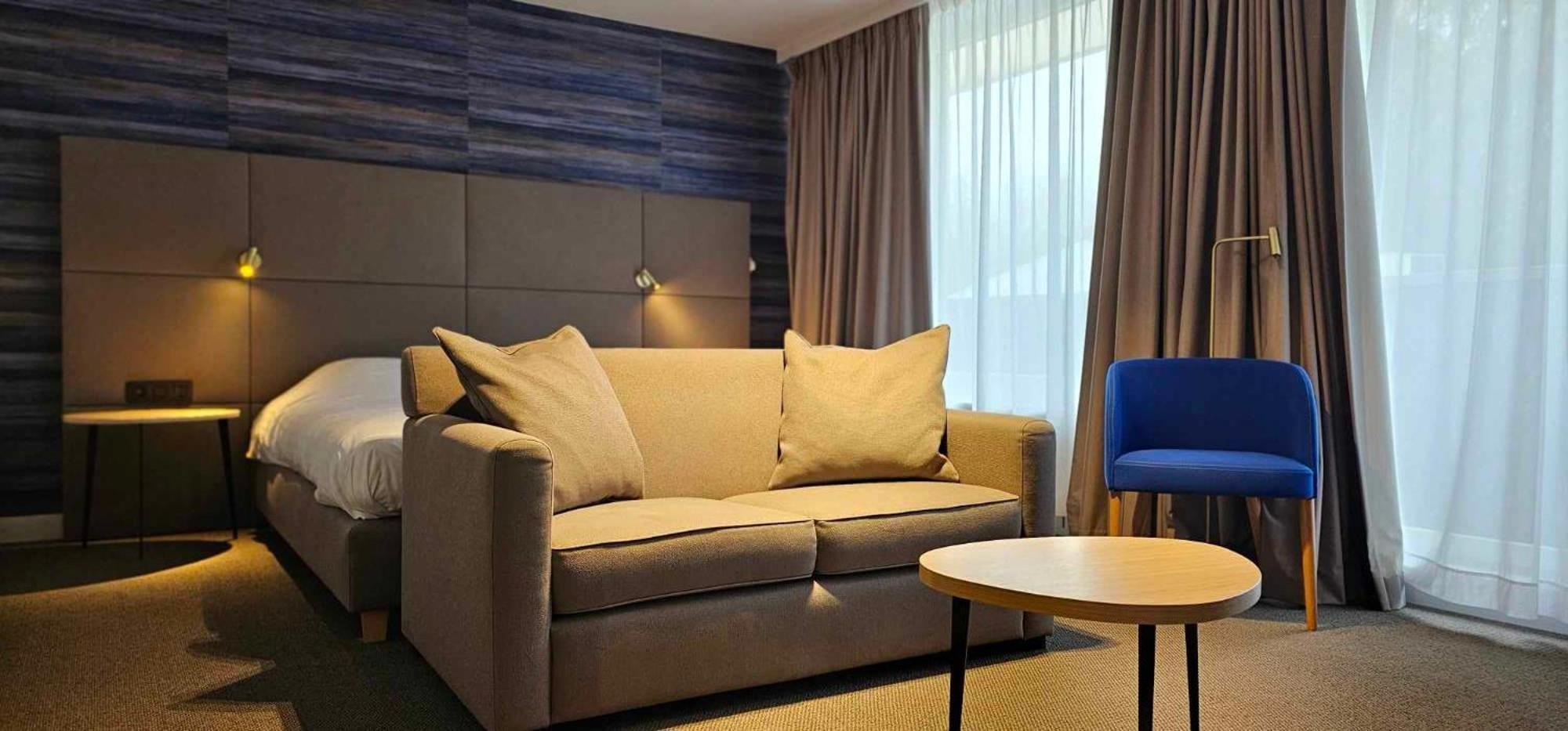 Hotel Les 3 Cles Жамблу Екстериор снимка