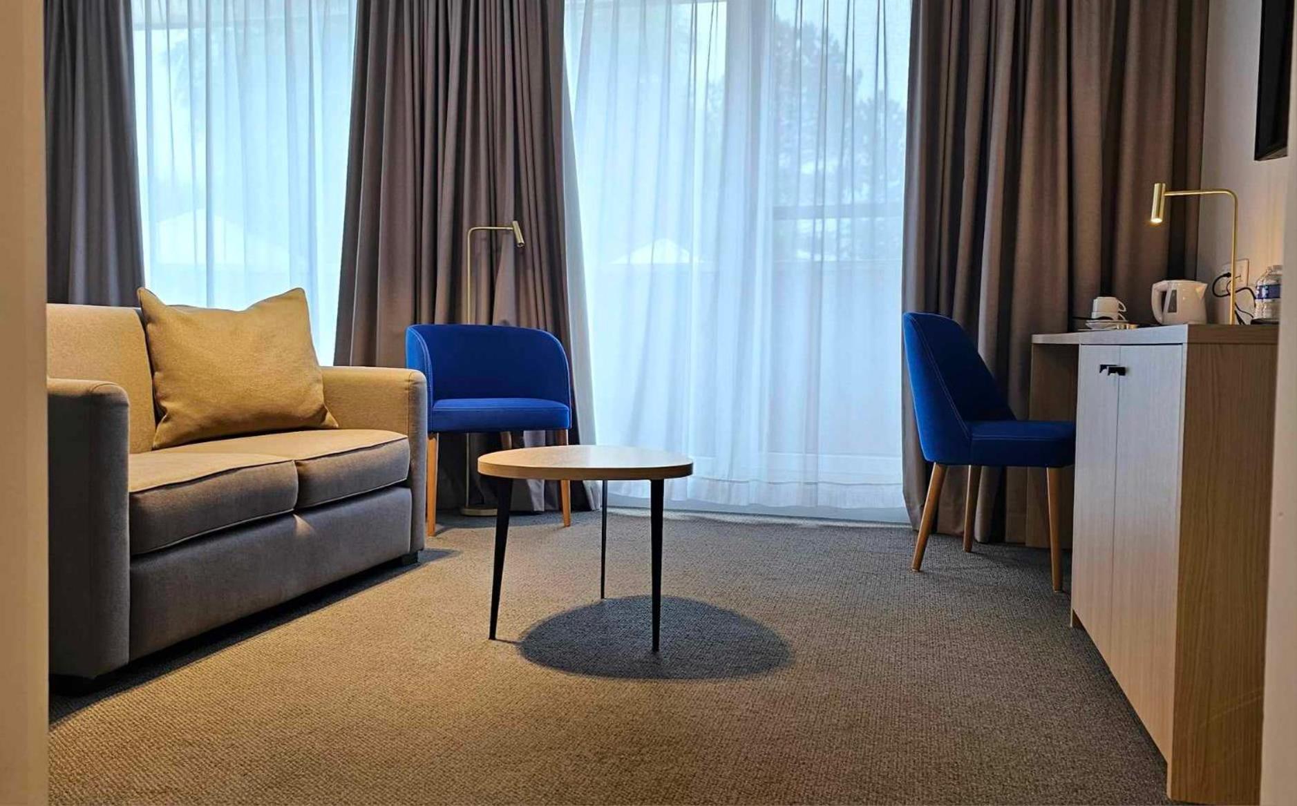 Hotel Les 3 Cles Жамблу Екстериор снимка