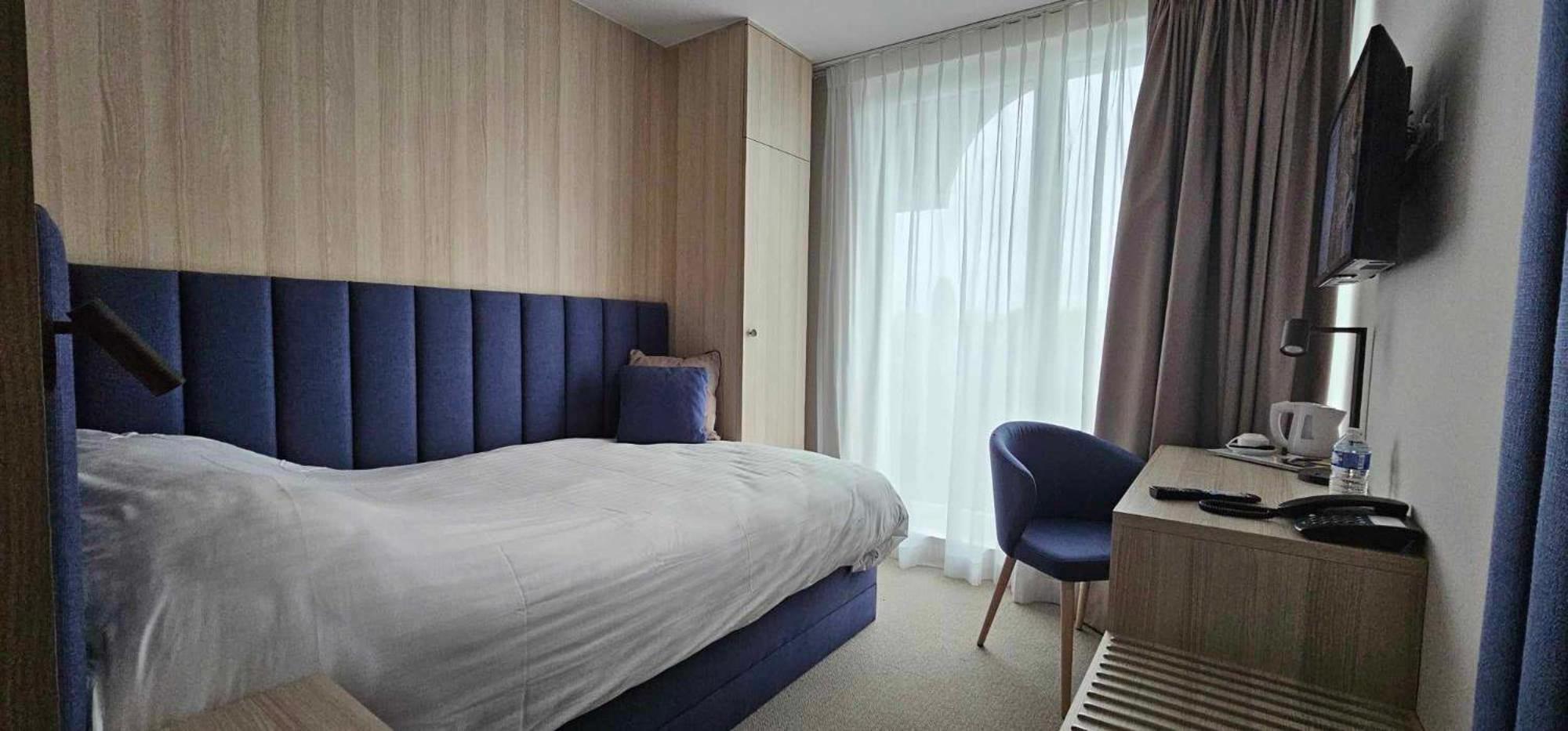 Hotel Les 3 Cles Жамблу Екстериор снимка