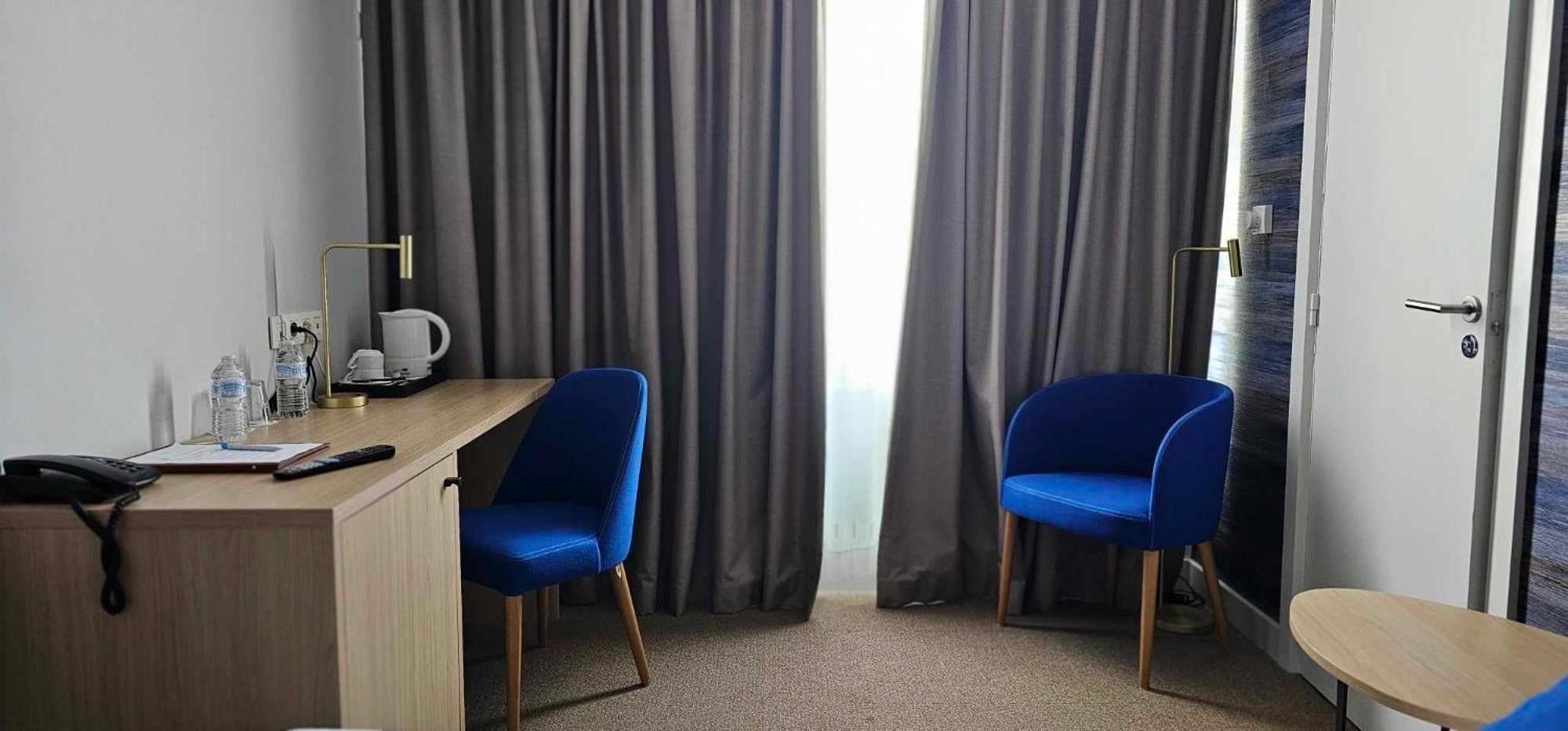 Hotel Les 3 Cles Жамблу Екстериор снимка