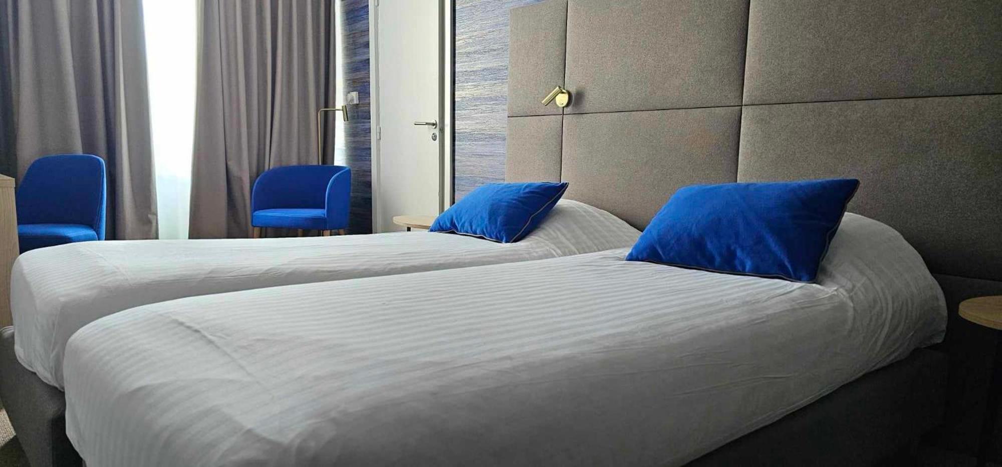 Hotel Les 3 Cles Жамблу Екстериор снимка