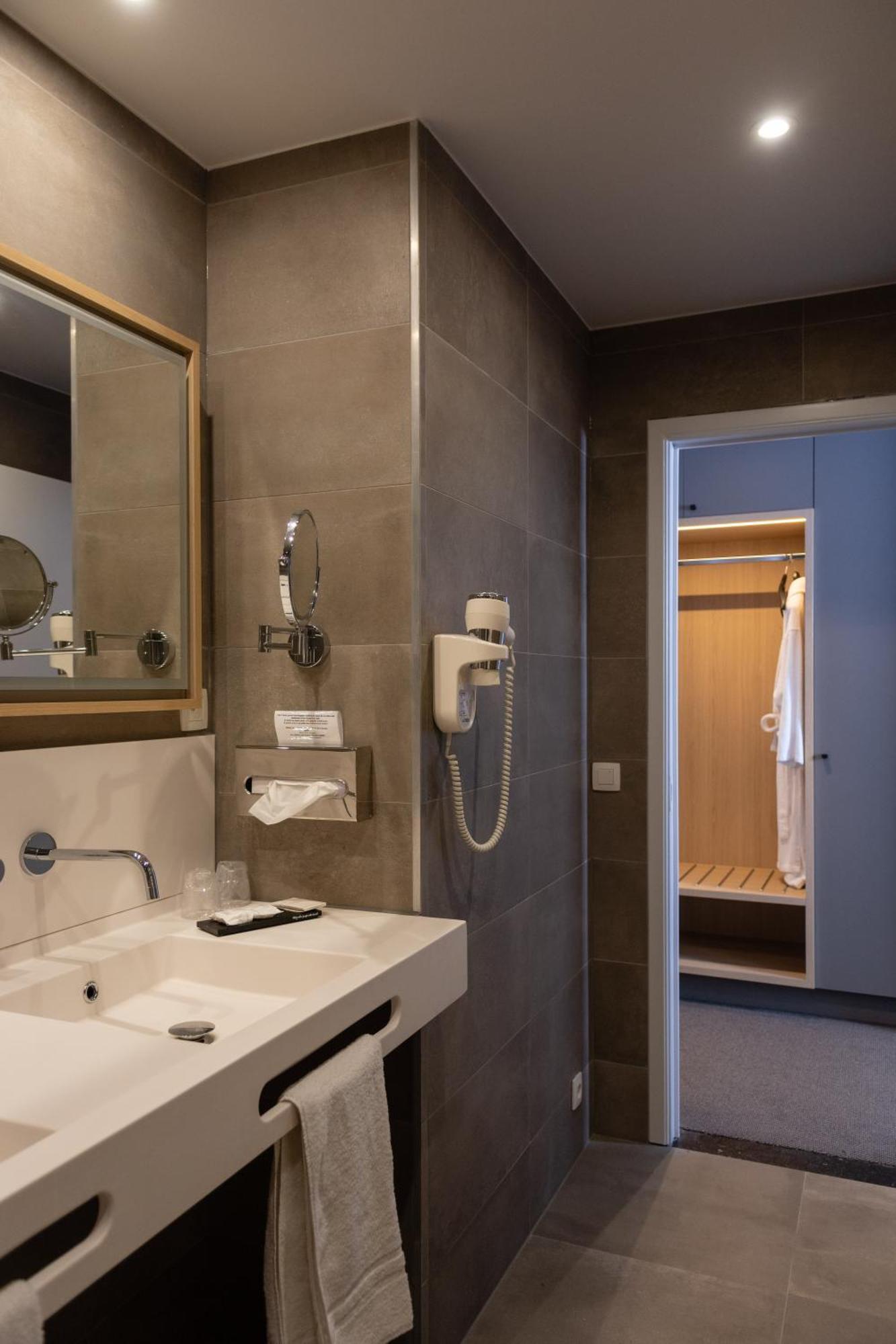 Hotel Les 3 Cles Жамблу Екстериор снимка