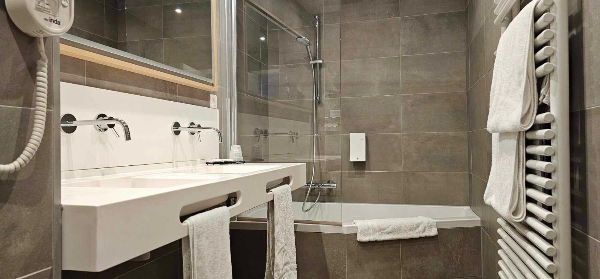 Hotel Les 3 Cles Жамблу Екстериор снимка
