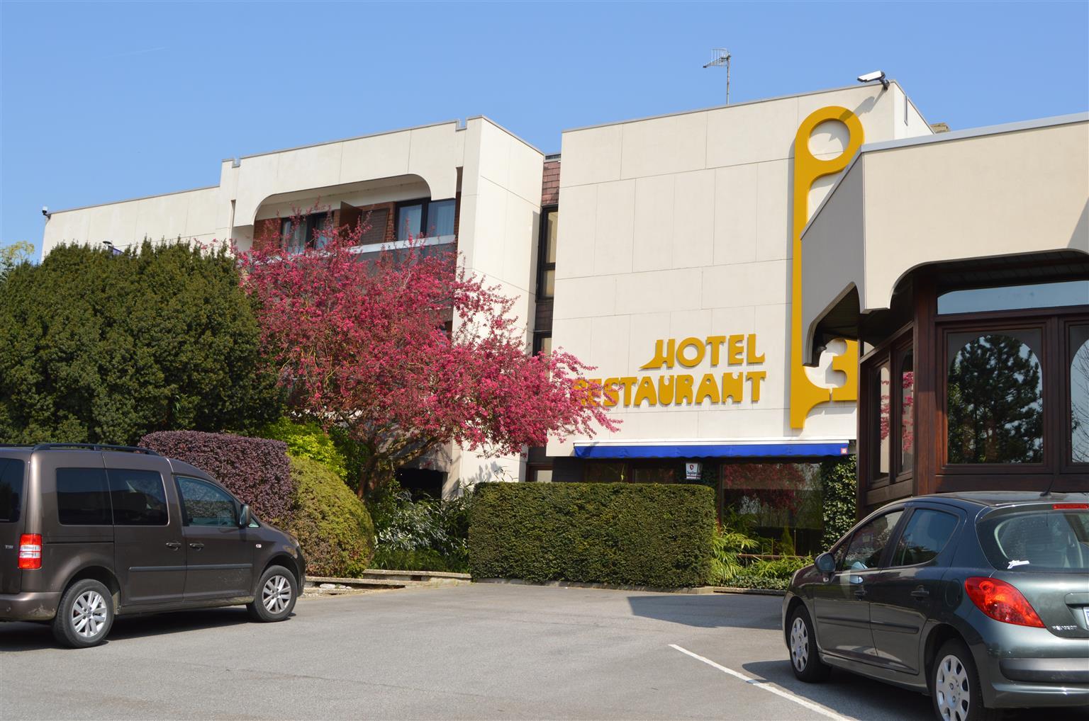 Hotel Les 3 Cles Жамблу Екстериор снимка