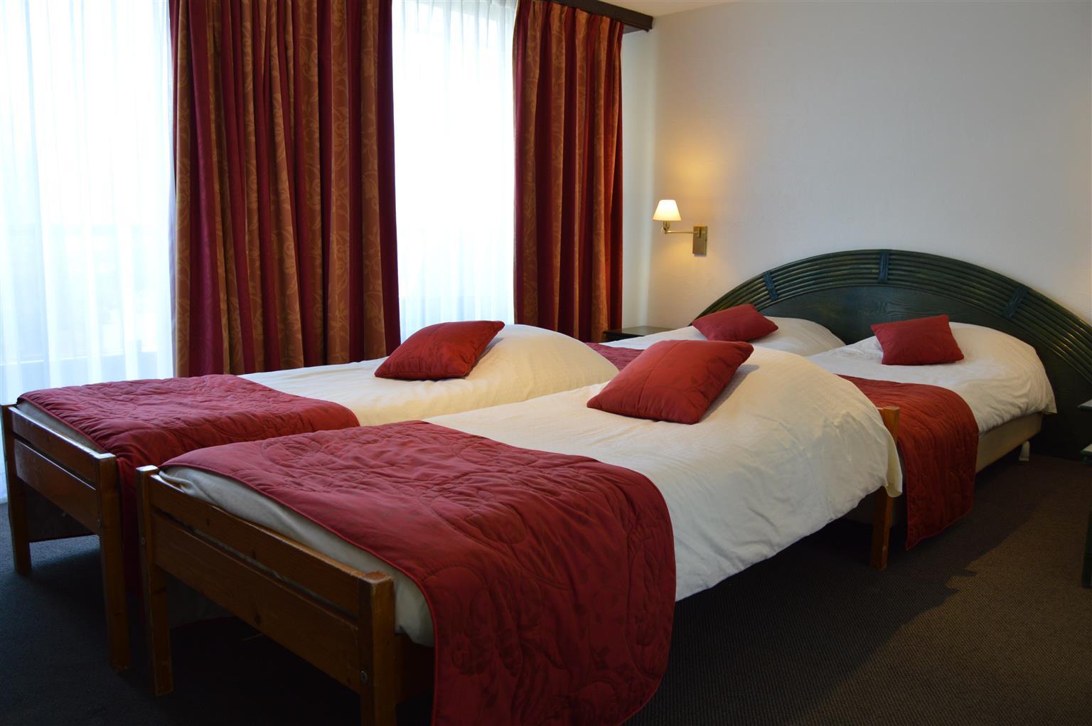 Hotel Les 3 Cles Жамблу Екстериор снимка
