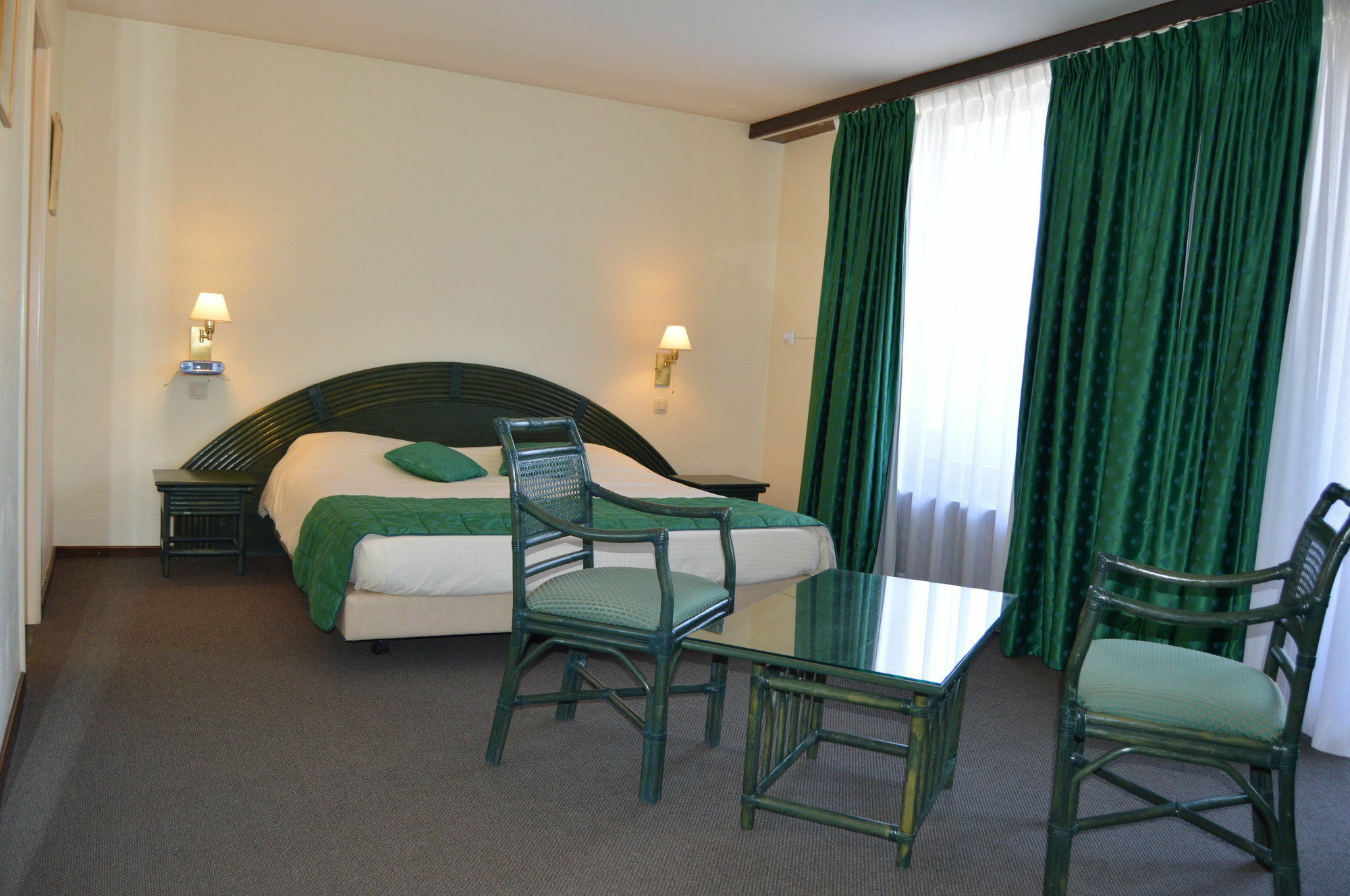 Hotel Les 3 Cles Жамблу Екстериор снимка