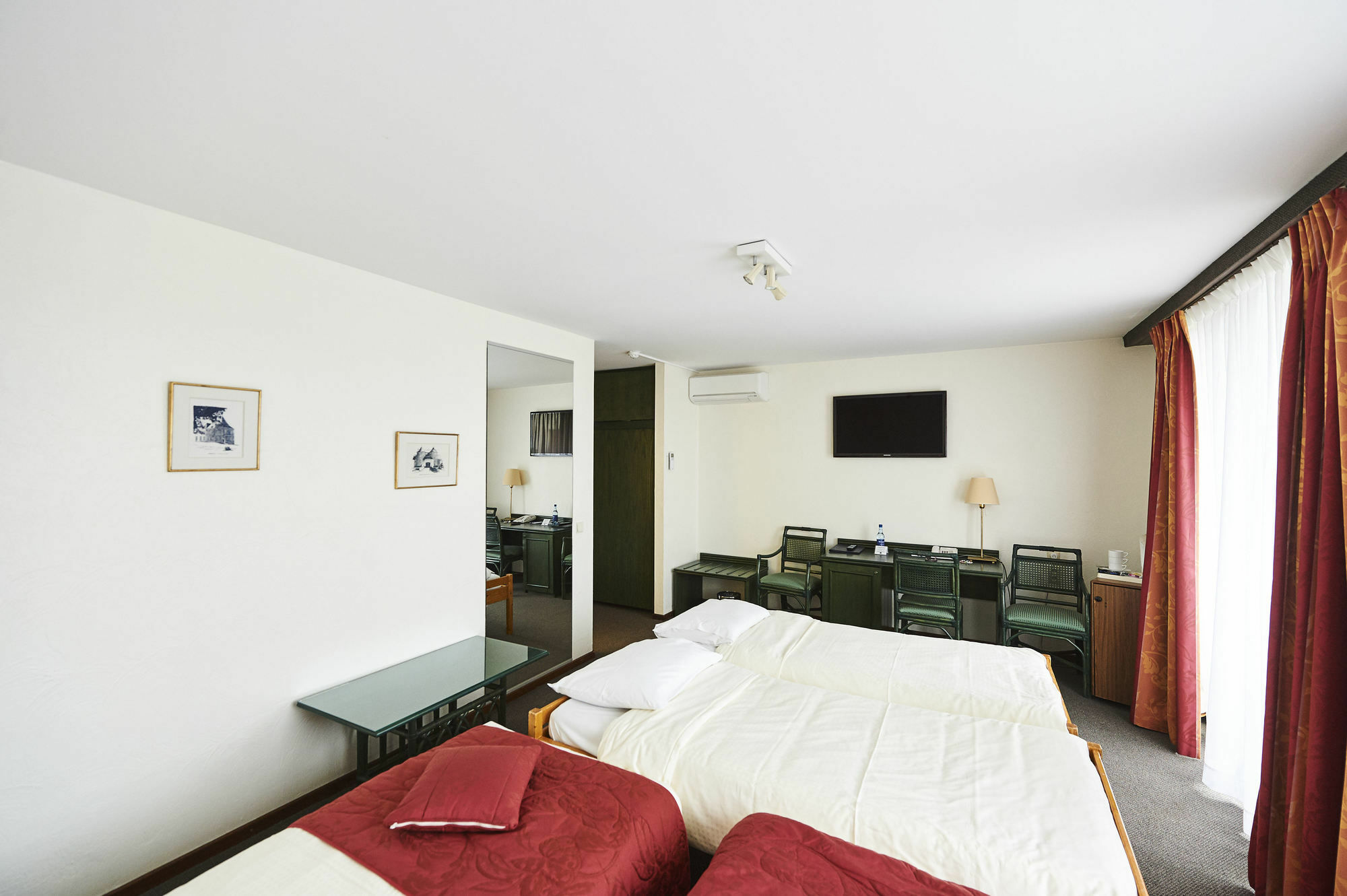 Hotel Les 3 Cles Жамблу Екстериор снимка